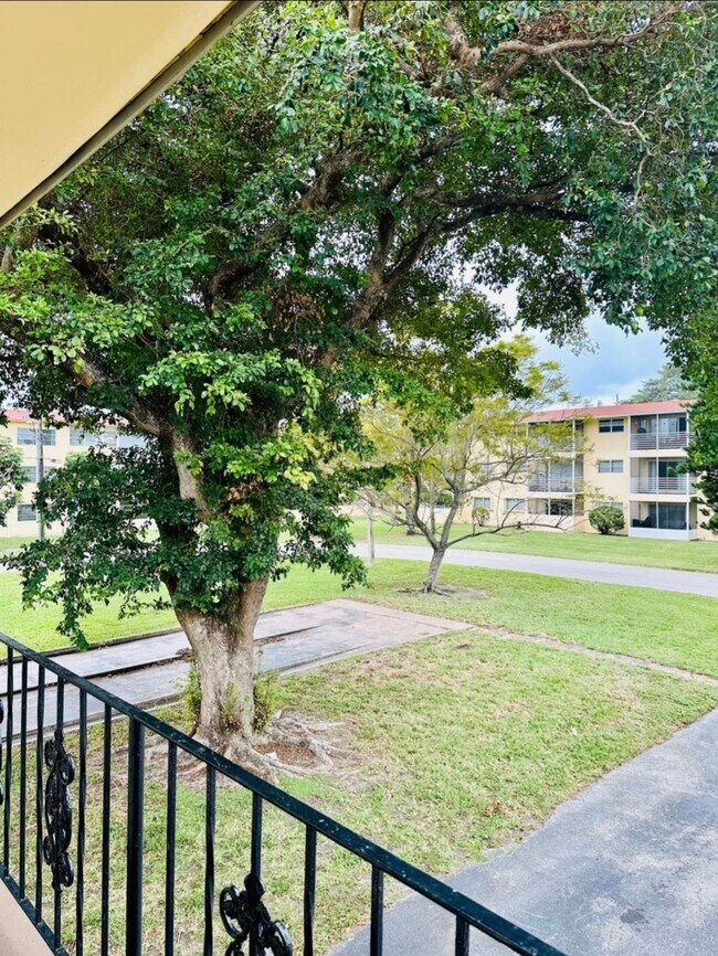 Building Photo - 20111 NE 27th Ct