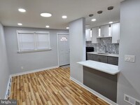 Building Photo - 576 N Sycamore Ave