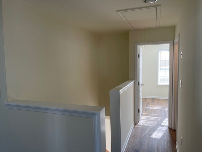Building Photo - Spacious Duplex close to schools and shopping. Move in mid-June