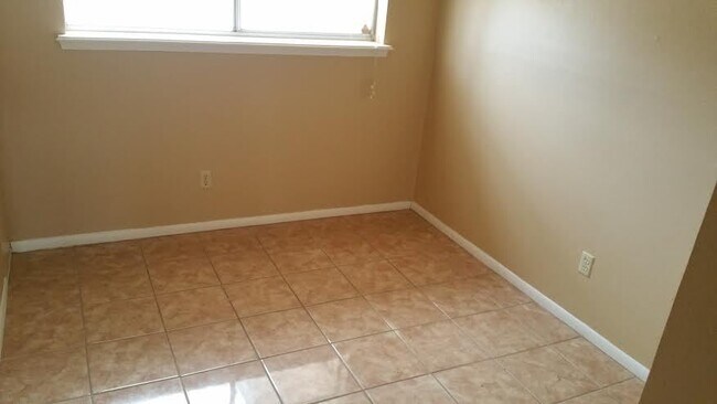 Building Photo - 5816 Blackhawk Dr