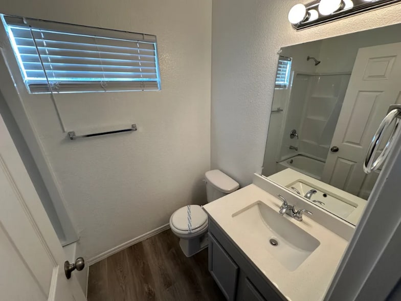 Building Photo - 834 E Minton St