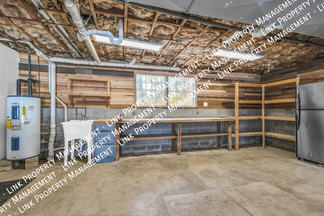 Building Photo - SPECIAL Half off January!  Spacious, Renov...