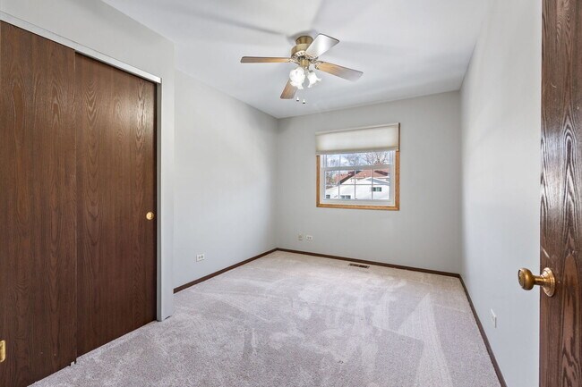 Building Photo - 5S710 Steeple Run Dr