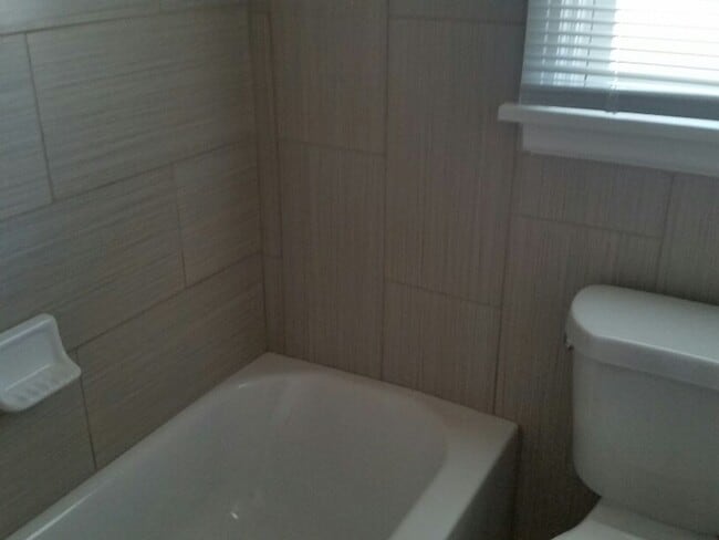 Building Photo - AWESOME 3-BDRM HOME NEAR DU - INCLUDES GAR...