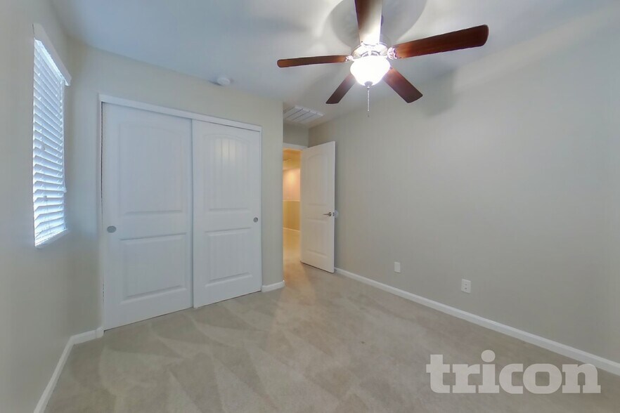 Building Photo - 12550 W Hummingbird Terrace