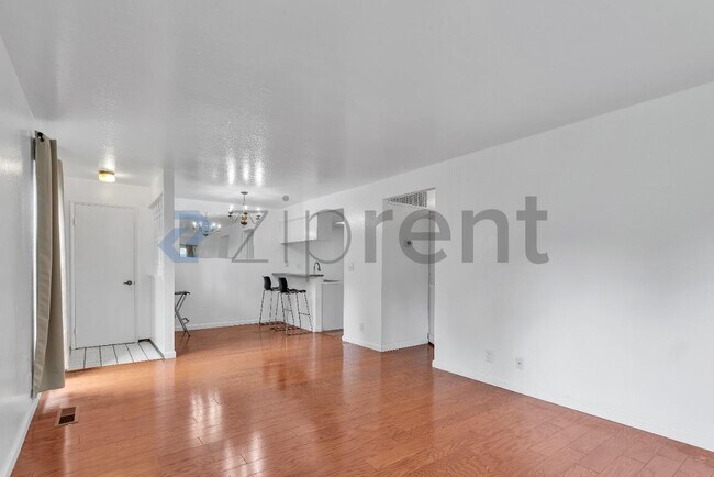 Building Photo - Unit C