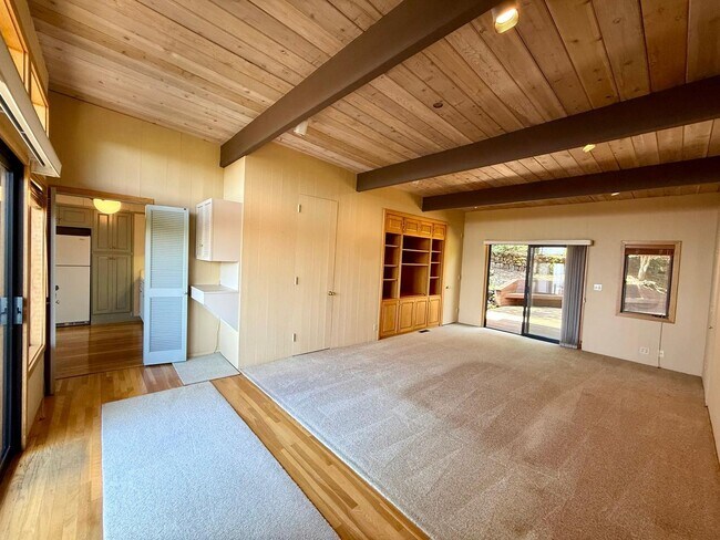 Building Photo - SPACIOUS THREE BED / THREE BATH HOME OFF OF PANORAMIC HWY WITH STUNNING VIEWS