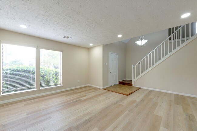 Building Photo - 2902 Field Line Dr