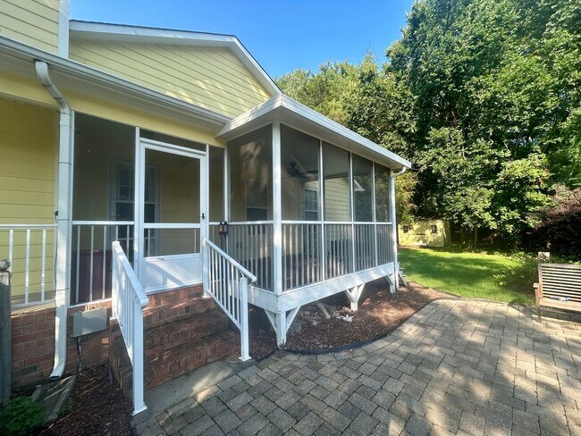 Building Photo - Newly renovated 3 bedroom with fenced yard and screened porch!