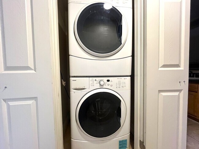 Building Photo - 2 bed, 2 bath located in Corona, CA!