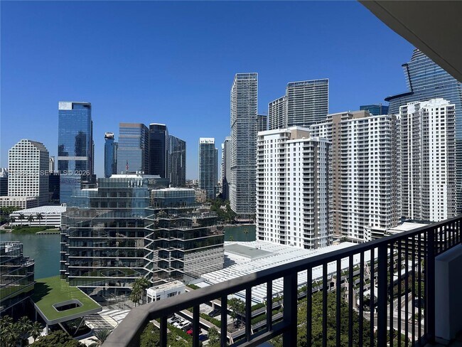 Building Photo - 520 Brickell Key Dr