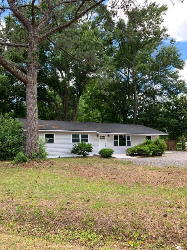 Building Photo - 3 Bedroom 2 Bath House with Fenced-in Yard...