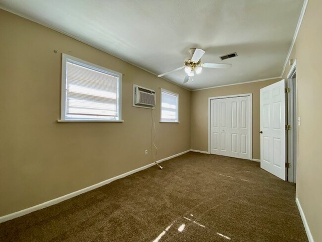 Building Photo - Beautiful 4 Bedroom 2 Bath 2 Story Home in...