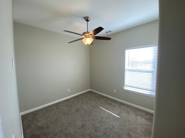 Building Photo - Country property located in Hilmar!