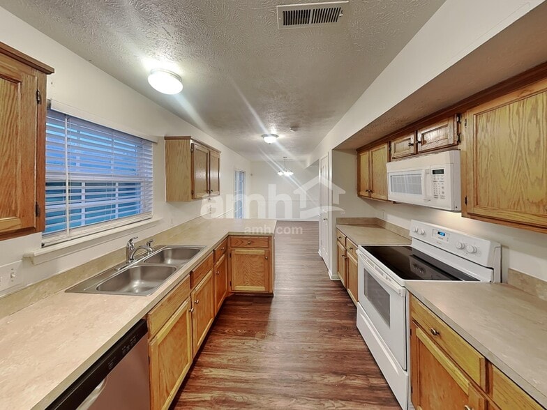 Building Photo - 7024 Legacy Dr