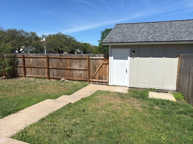 Building Photo - 1614 W Braker Ln