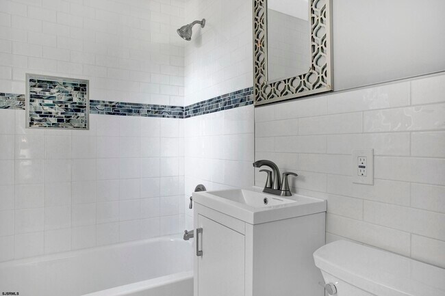 Building Photo - 13 N Victoria Ave