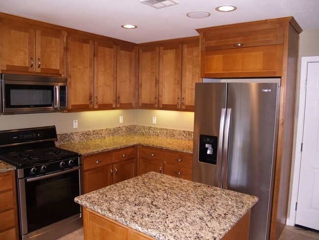 Building Photo - Beautiful end-unit Townhouse 3 bedrooms/2....