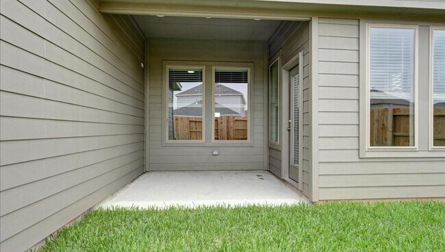 Building Photo - 810 Whispering Winds Dr