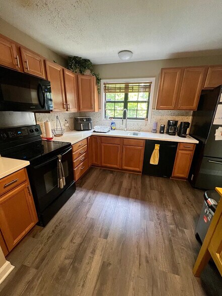 Building Photo - Room in Townhome on Willow Bridge Dr