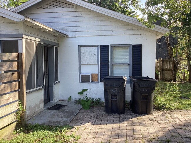 Building Photo - West Orlando 2 bedroom house