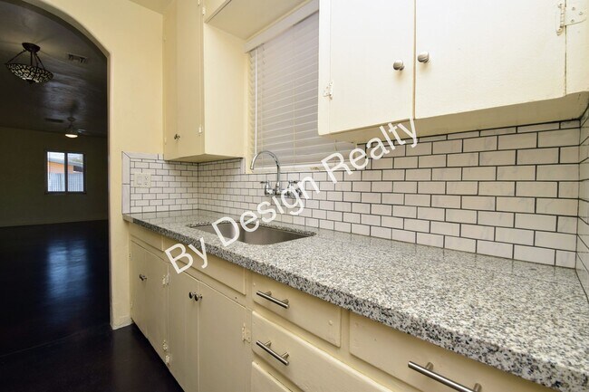 Building Photo - Midtown 2 Bed 1 Bath Home on Huge Lot
