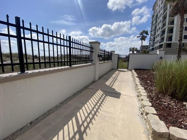 Building Photo - 275 1st St S