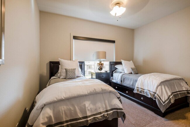 Building Photo - Luxury Townhome on West Side!