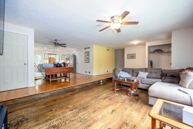 Building Photo - 58 Dutchess Dr