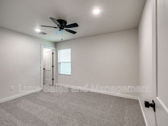 Building Photo - 614 W 2nd St