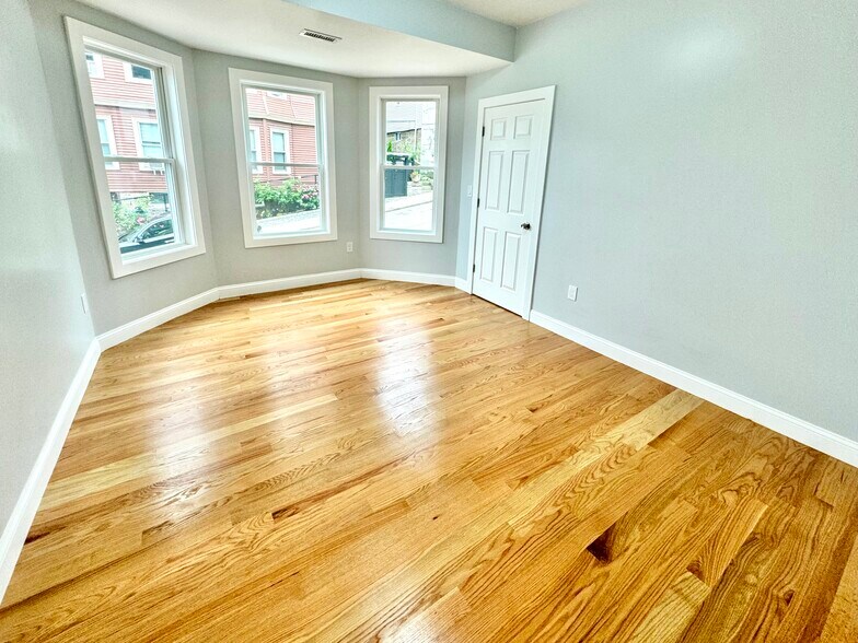 Building Photo - 190 Hillside St