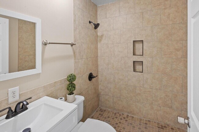 Building Photo - Sweet Cottage, minutes away from the University and Hospitals!