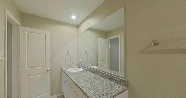 Building Photo - MOVE IN READY