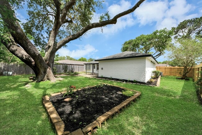 Building Photo - 16222 Forest Bend Ave
