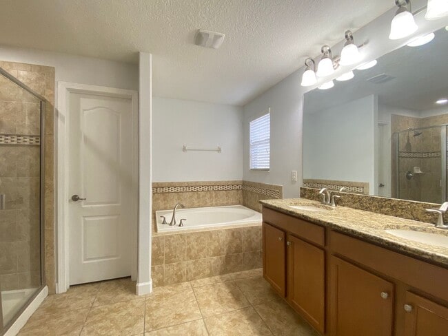 Building Photo - Spacious Waterfront 4BD/2.5BA Single Family Home in Orlando FL!