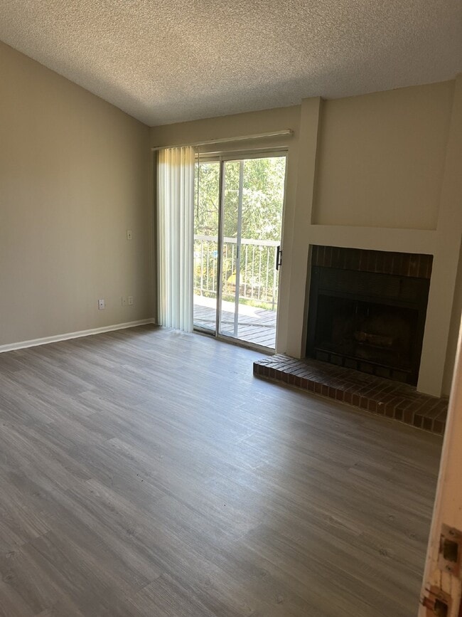 Building Photo - Charming Chestnut Condo!  AVAILABLE NOW!