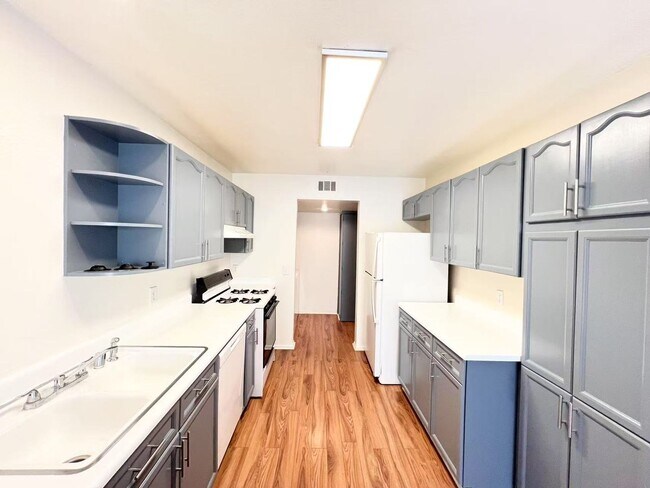 Building Photo - Spacious Townhome in Desirable Green Valle...