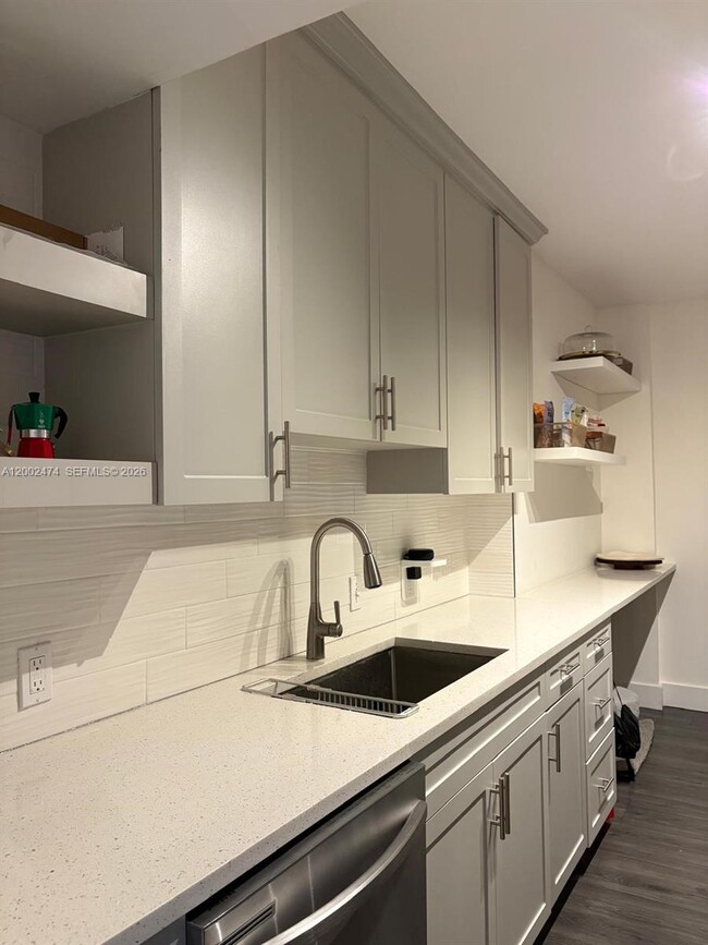 Building Photo - 4200 Hillcrest Dr