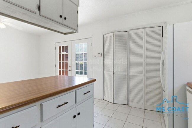 Building Photo - 167 Daisy St