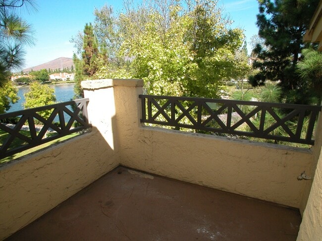 Building Photo - Open 3-Bedroom, 2-Bath Condo With LAKE VIEWS!