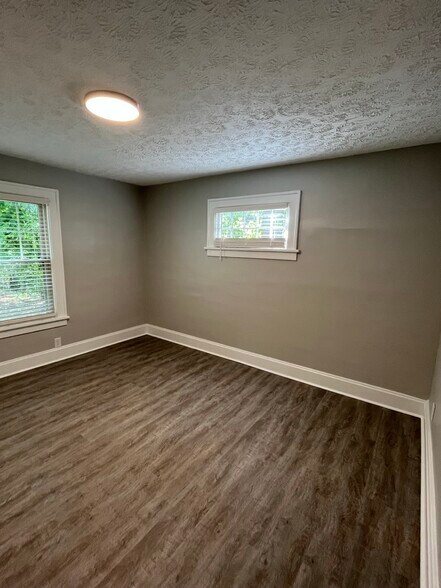 Building Photo - 11 E Kelso Rd
