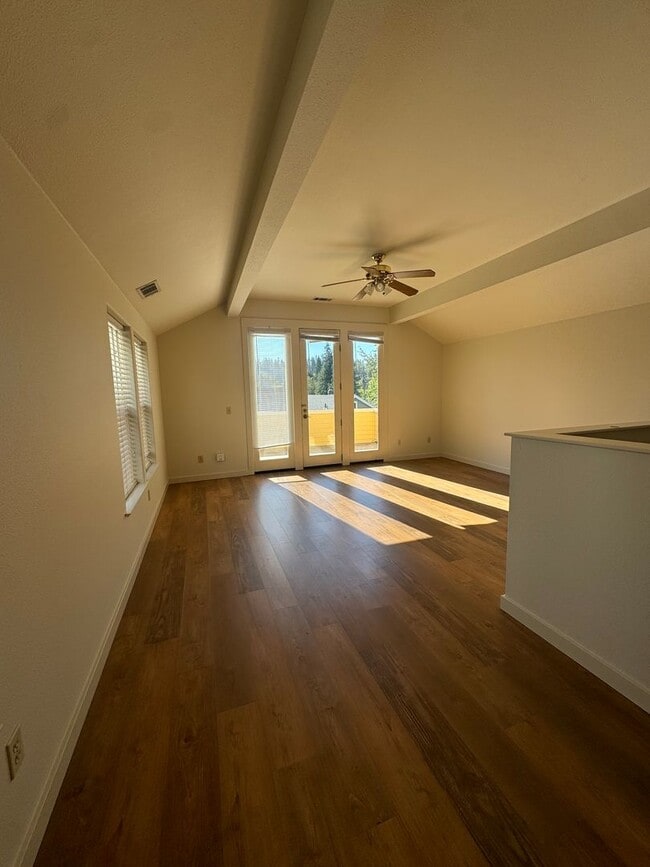 Building Photo - Downtown Grass Valley 2 Bed/1 Bath with Ta...