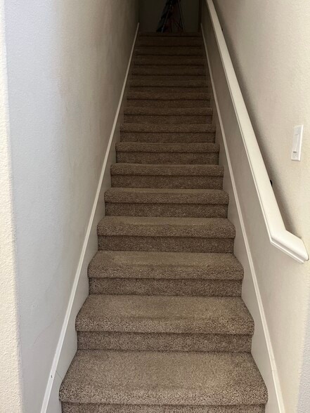 Staircase - 913 Brookville Ct