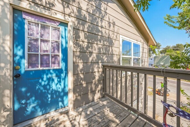 Building Photo - Charming 2BR Duplex in Austin