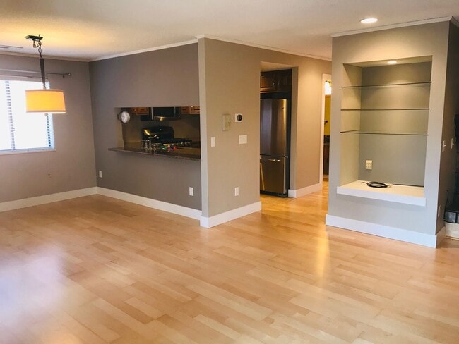 Building Photo - Updated 2 bed 2 bath Plus Office Condo.  6...