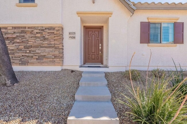 Building Photo - Lifestyle and convenience all in one!