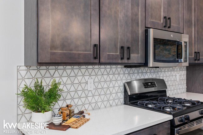 Building Photo - 8505 Valley Dr