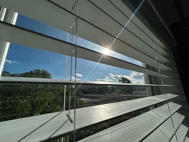 Building Photo - Large 1 Bedroom 1.5 Bath Condo - Steps from Fort Lauderdale Beach!