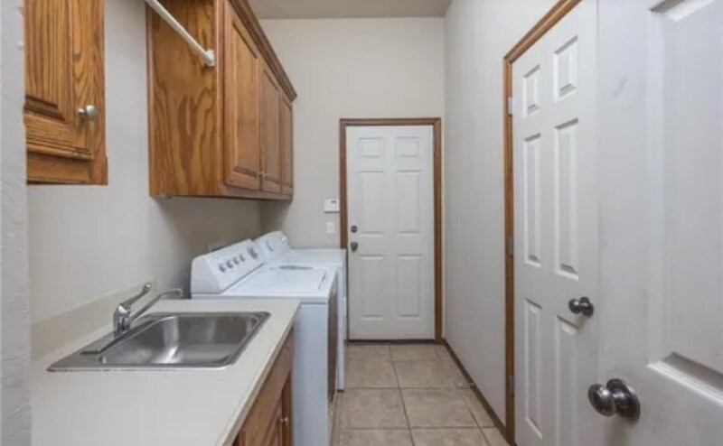 Building Photo - 121 SW 69th Ct