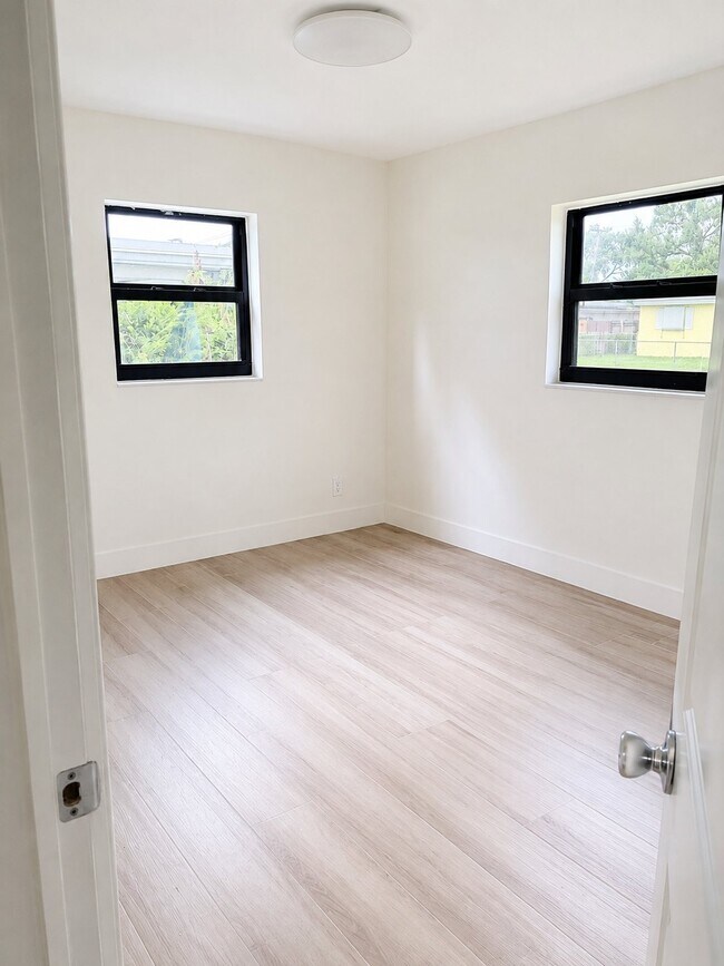 Building Photo - 4329 SW 49th Ct